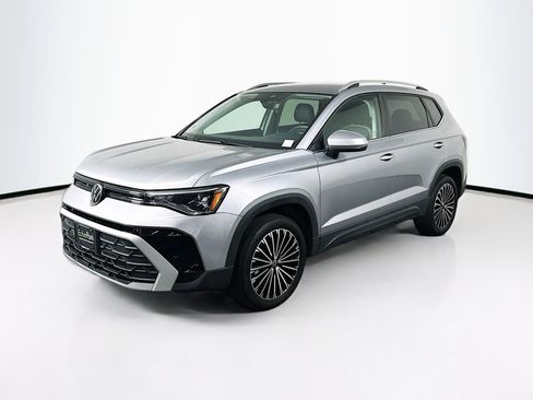 Used 2025 Volkswagen Taos SE FWD image 3