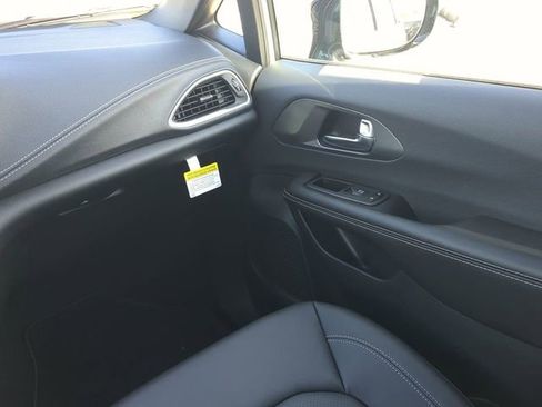 New 2026 Chrysler Pacifica Select image 21