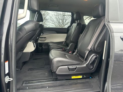 Used 2023 Kia Carnival LX image 14