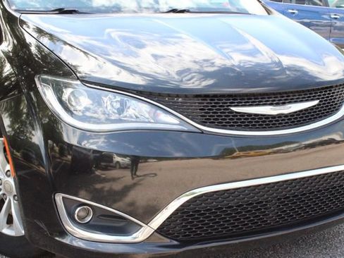 Used 2018 Chrysler Pacifica Touring-L FWD image 43