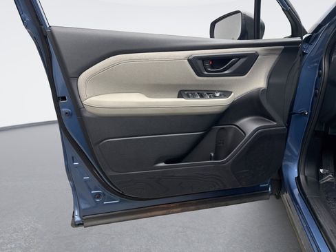 Used 2025 Subaru Forester Premium image 9