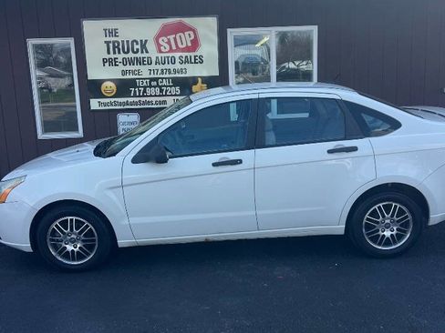 Used 2010 Ford Focus SE image 2