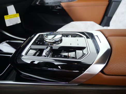 New 2026 BMW 750e xDrive w/ Executive Package image 23