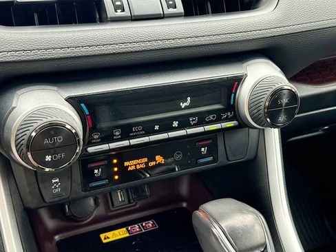 Used 2022 Toyota RAV4 Limited image 16