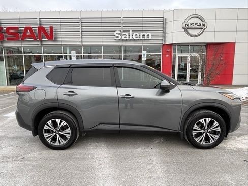 Used 2021 Nissan Rogue SV image 2