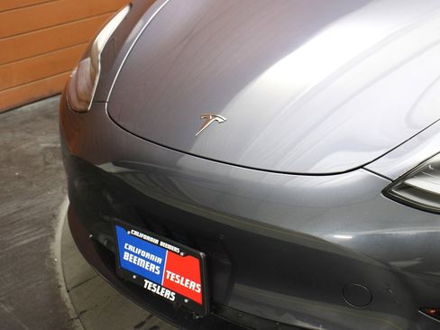 Used 2023 Tesla Model 3 Standard Range image 9