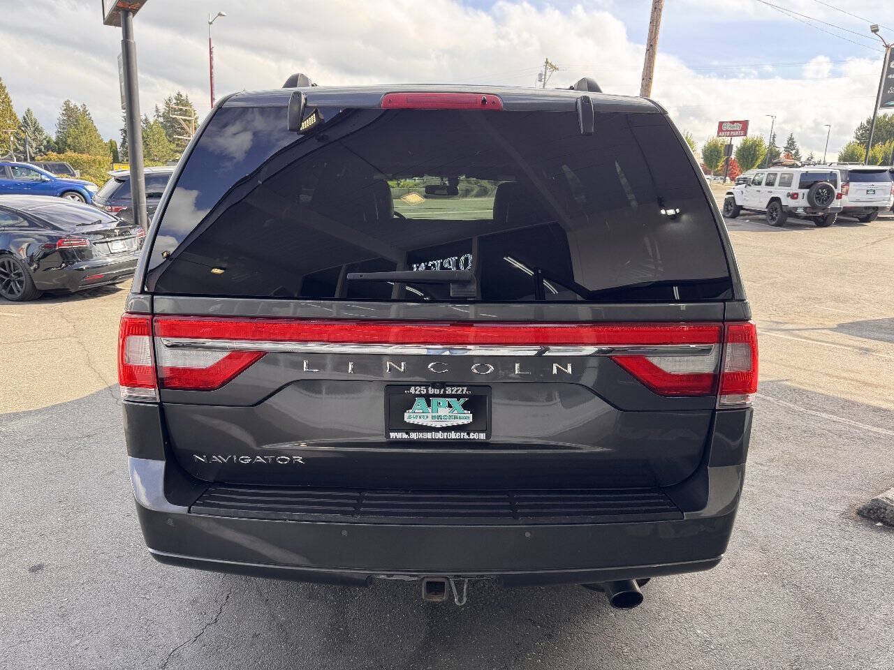Used 2017 Lincoln Navigator Select RWD image 4
