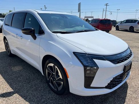 New 2027 Chrysler Pacifica Limited FWD image 9