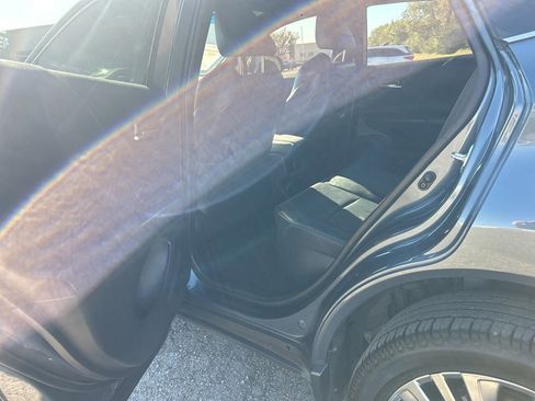 Used 2021 Toyota Venza Limited w/ Carpet Mat Package (TMS) image 26