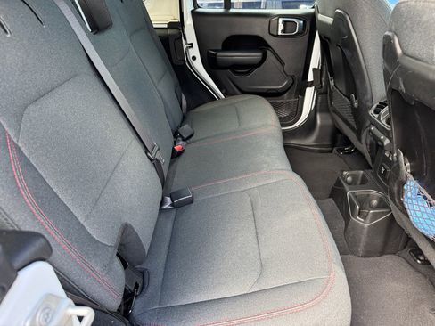 Used 2024 Jeep Wrangler Unlimited Rubicon AWD/4WD image 3