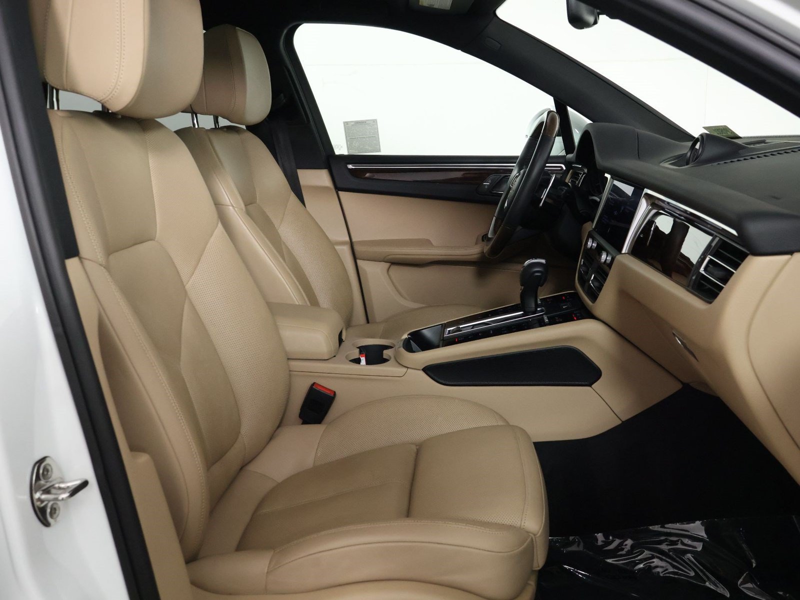 Certified 2022 Porsche Macan S AWD/4WD image 31