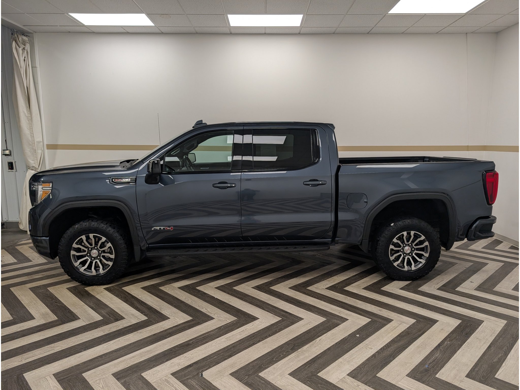 Used 2022 GMC Sierra 1500 AT4 w/ AT4 Premium Package AWD/4WD image 3