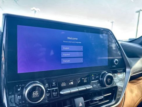 Used 2024 Toyota Highlander Platinum image 25