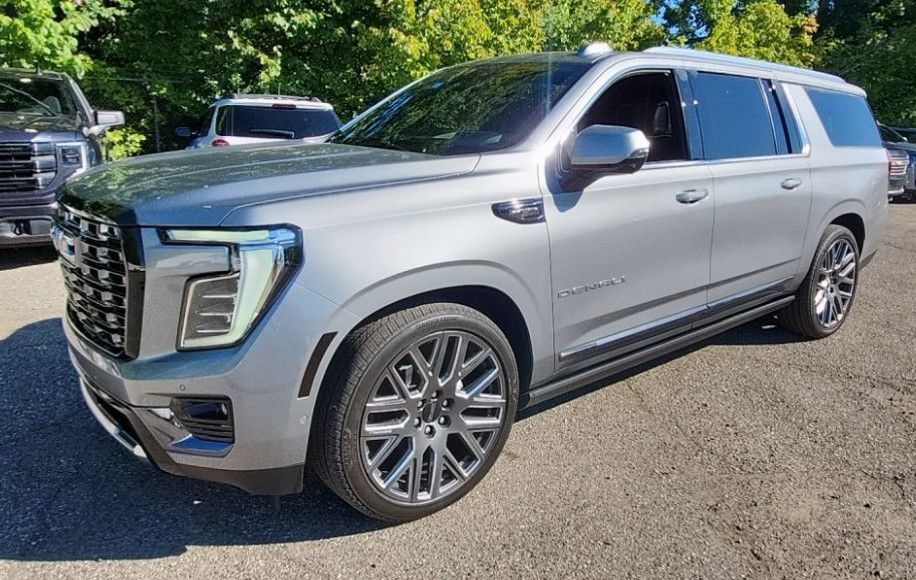 Used 2026 GMC Yukon XL Denali Ultimate w/ LPO, Floor Liner Package AWD/4WD image 1