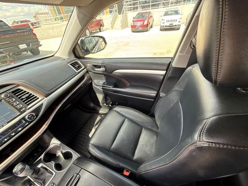 Used 2016 Toyota Highlander XLE AWD/4WD image 23