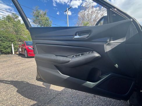 Used 2025 Nissan Altima 2.5 SV FWD image 18