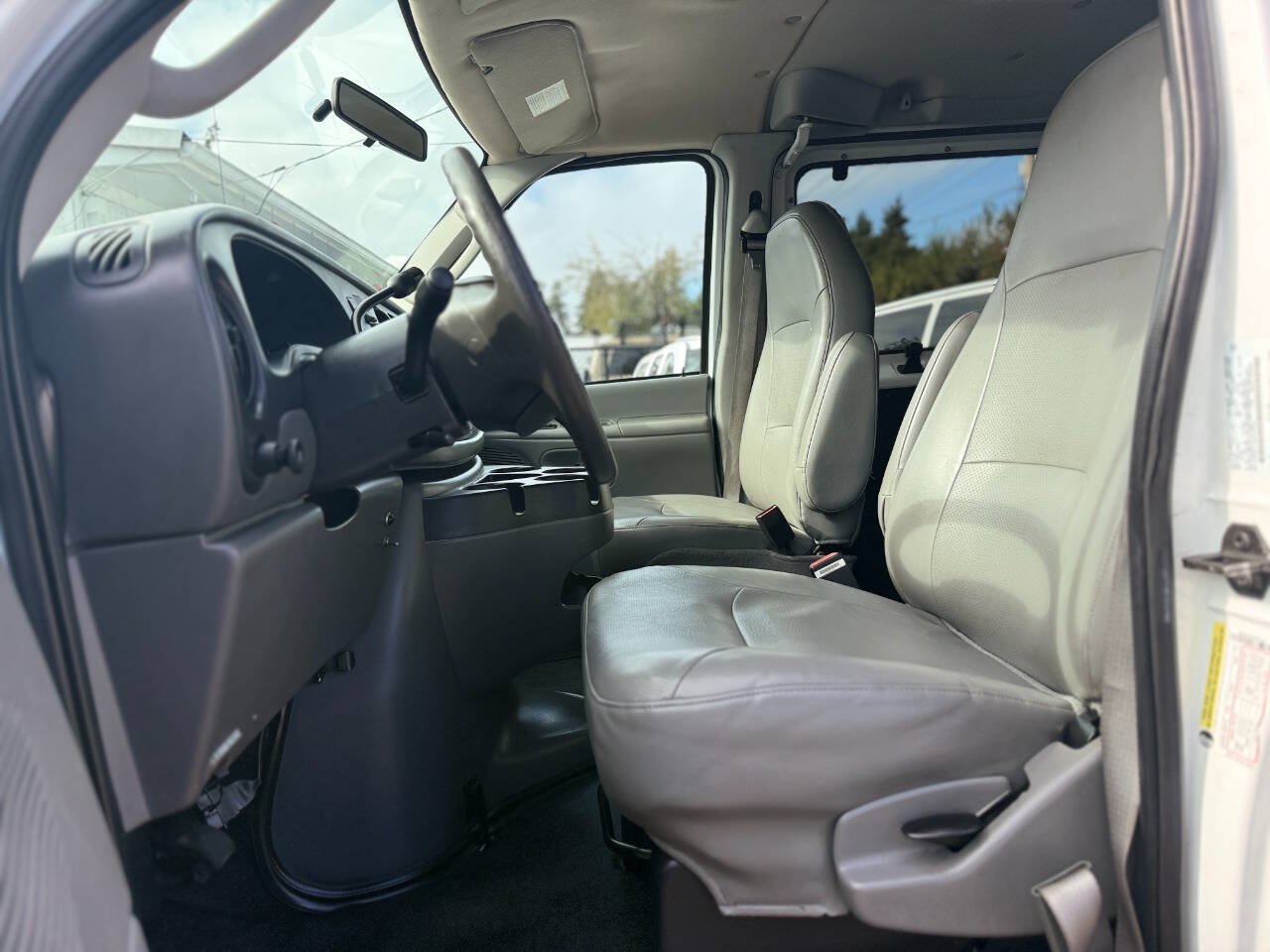 Used 2006 Ford E-350 and Econoline 350 XL RWD image 21
