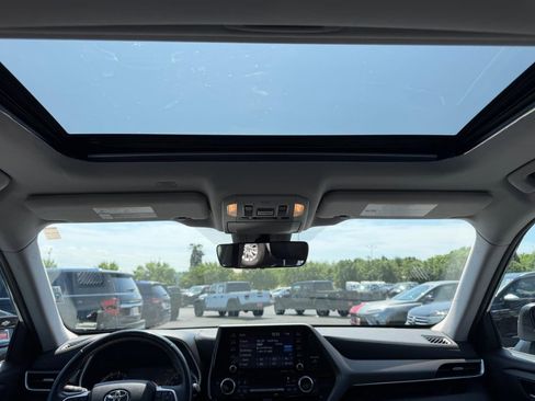 Used 2022 Toyota Highlander XLE FWD image 13