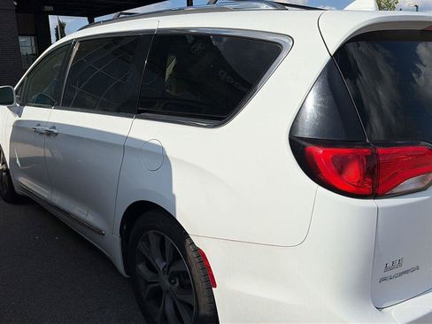 Used 2017 Chrysler Pacifica Limited FWD image 2
