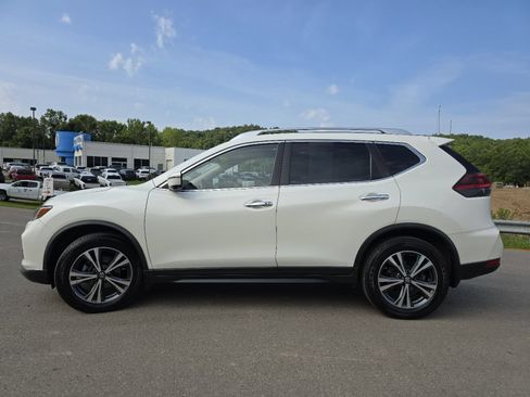 Used 2019 Nissan Rogue SV w/ Sun & Sound Touring Package FWD image 16