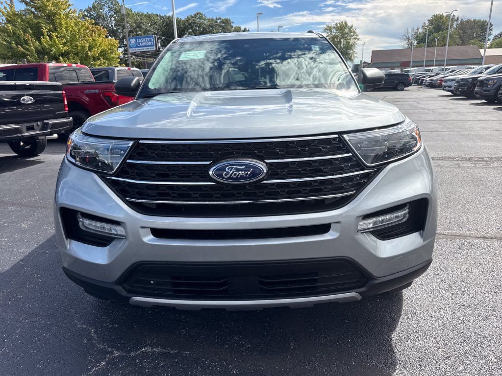Used 2024 Ford Explorer XLT w/ Equipment Group 202A AWD/4WD image 3