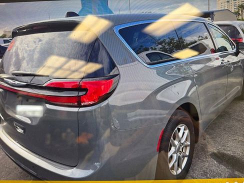 Used 2025 Chrysler Pacifica Select FWD image 4