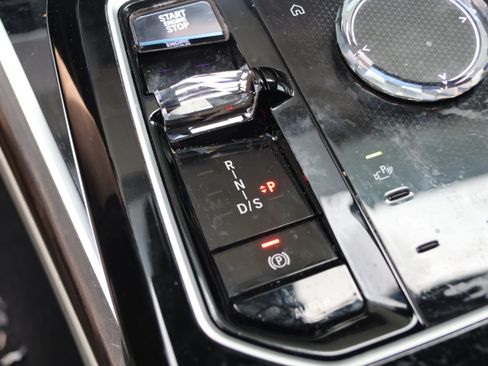Used 2024 BMW 750e xDrive AWD/4WD image 28