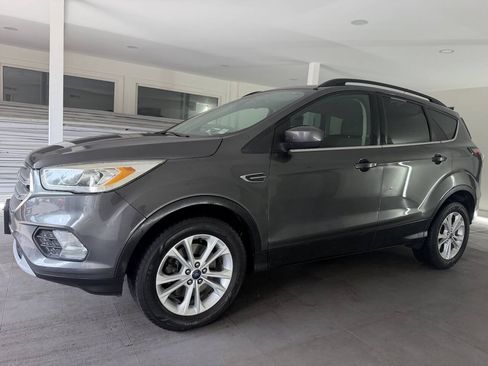 Used 2017 Ford Escape SE w/ Equipment Group 201A AWD/4WD image 2