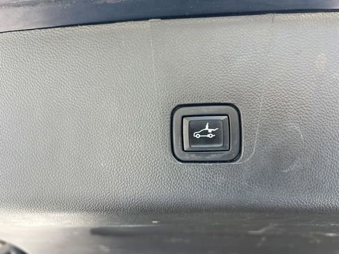 Used 2022 Chevrolet Traverse LT image 48