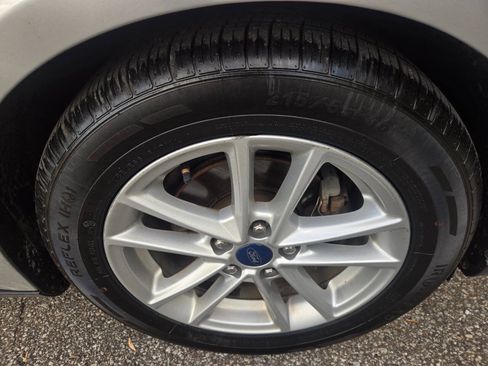 Used 2017 Ford Focus SE FWD image 39