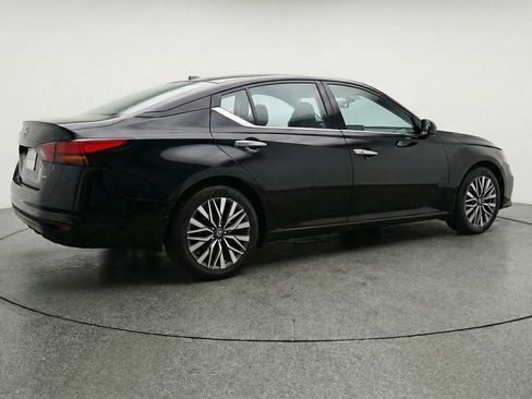 Used 2025 Nissan Altima 2.5 SV image 9