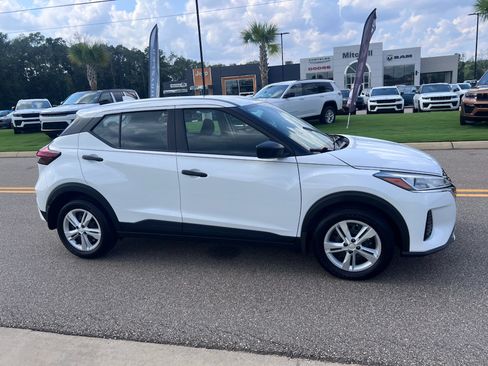 Used 2025 Nissan Kicks Play S FWD image 3