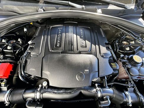 Used 2018 Jaguar F-PACE Premium image 10