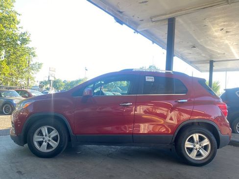 Used 2019 Chevrolet Trax LT w/ LT Convenience Package FWD image 4