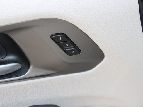 Used 2024 Chrysler Pacifica Touring-L image 21