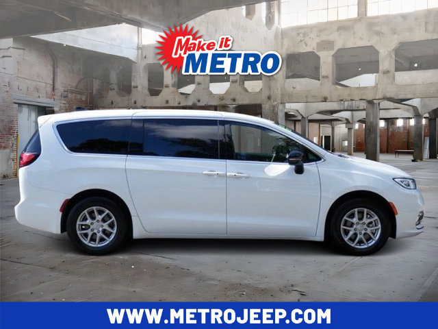 Used 2026 Chrysler Pacifica Select FWD image 1