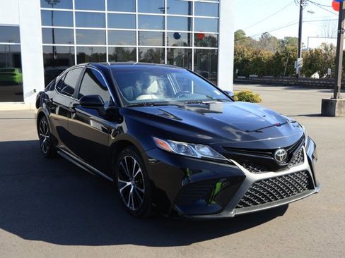 Used 2019 Toyota Camry SE image 3