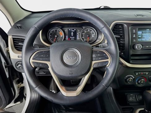 Used 2018 Jeep Cherokee Latitude w/ Altitude Package image 12