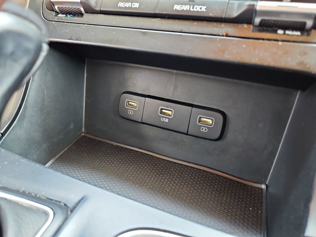 Used 2024 Kia Carnival LX FWD image 21
