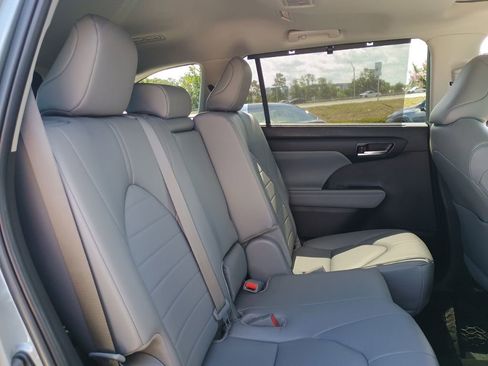 Used 2025 Toyota Highlander XLE AWD/4WD image 22