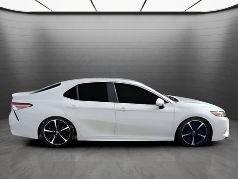 Used 2018 Toyota Camry XSE image 11