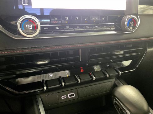 Used 2024 Chevrolet Colorado Z71 w/ Z71 Convenience Package 2 image 25