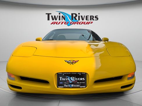 Used 2004 Chevrolet Corvette Coupe w/ Preferred Equipment Group RWD image 4