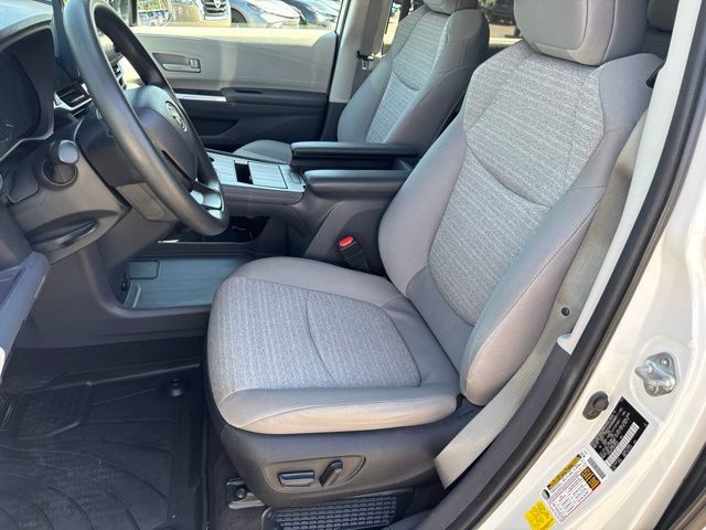 Used 2023 Toyota Sienna LE AWD/4WD image 8
