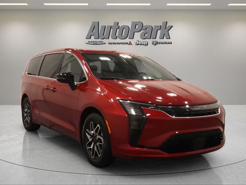 New 2027 Chrysler Pacifica Limited FWD image 1