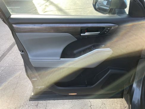 Used 2023 Toyota Highlander Limited image 22