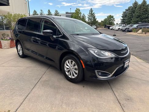 Used 2018 Chrysler Pacifica Touring Plus FWD image 3