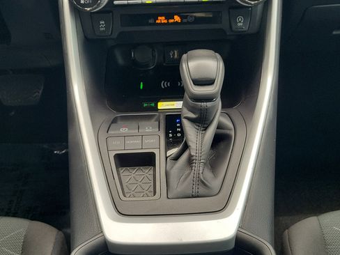 Used 2024 Toyota RAV4 XLE FWD image 21