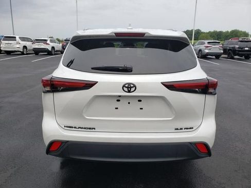 Used 2024 Toyota Highlander XLE AWD/4WD image 6