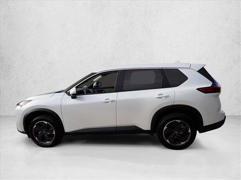 Used 2024 Nissan Rogue SV image 2